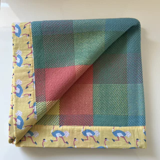 Plaid pour bébé plié à carreaux tissés multicolores et bordure jaune à motifs d'oiseaux