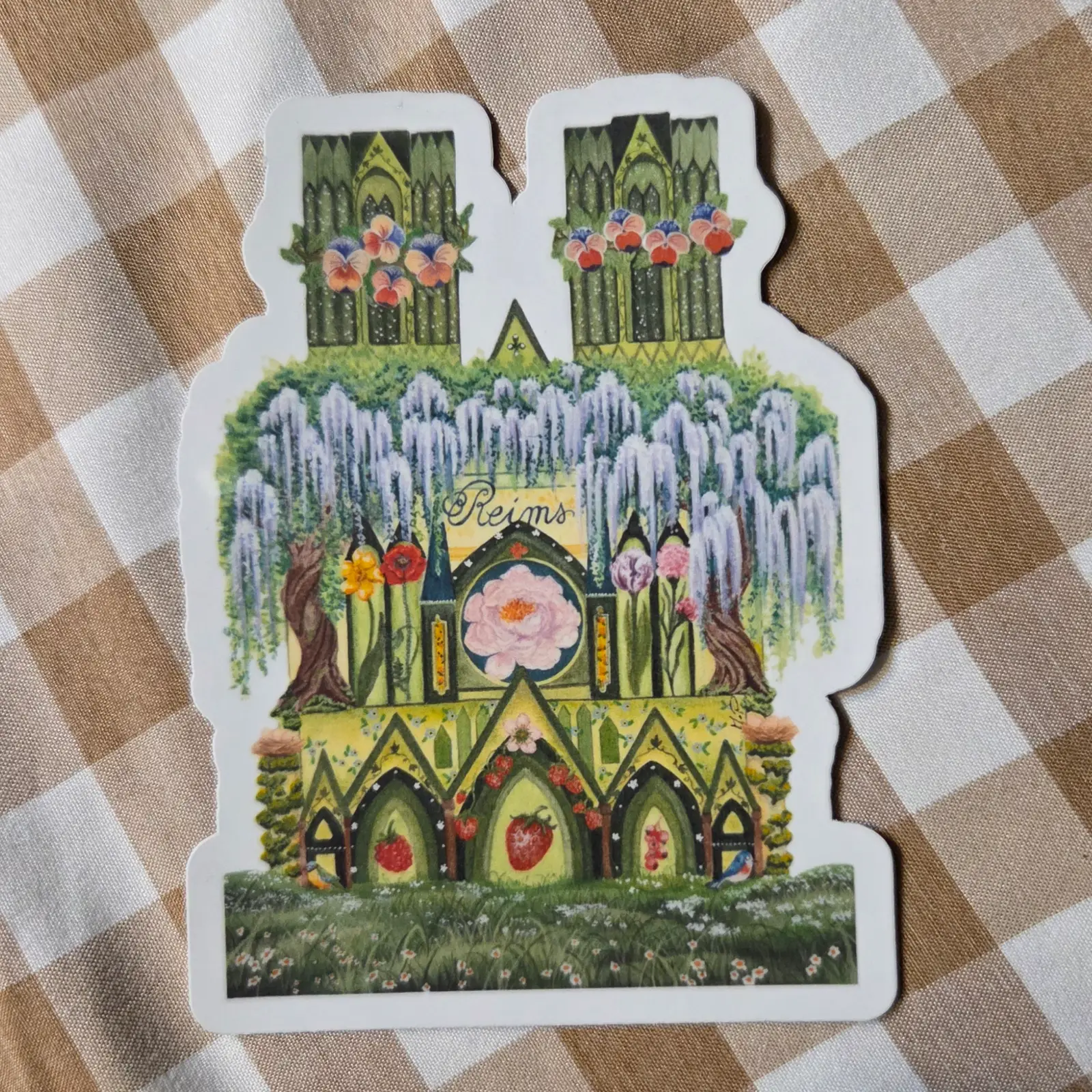 Sticker découpé de la cathédrale de Reims illustrée de glycines, pensées et fraises dans les tons verts.